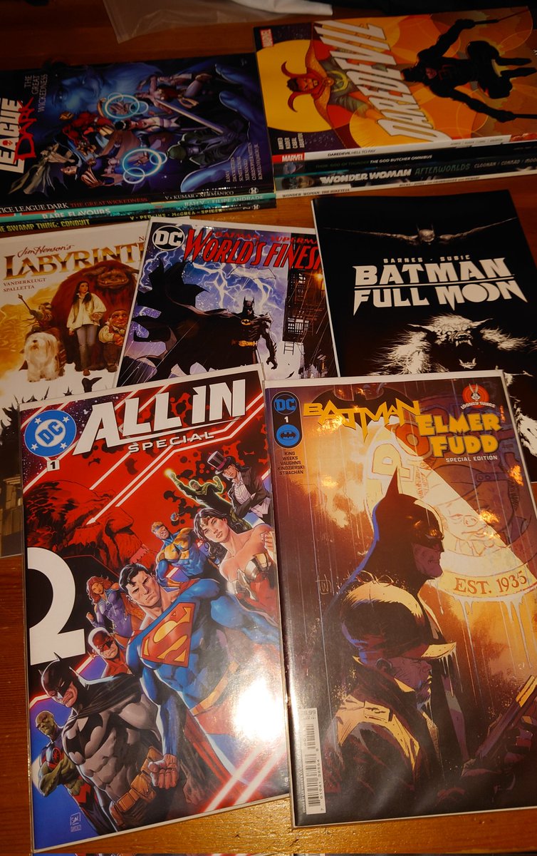amelsvoort_theo's tweet image. Did some shopping in Antwerp.
Got a nice stash of comics.
Especially pleased to add a couple to the @therightram collection!!
Son bought his first guitar so it was a good day for all!🎸😊😊😊