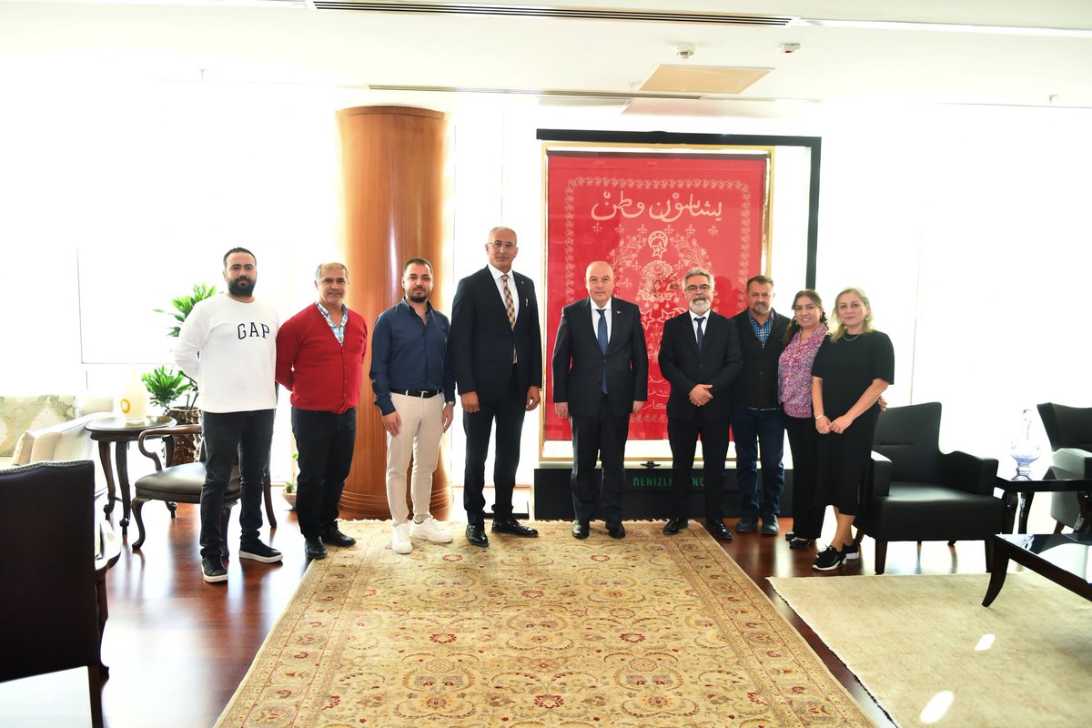 Valimiz Ömer Faruk Coşkun, Merkezefendi Halk Eğitim Merkezi Müdürü Harun Maden ve Merkezefendi Halk Eğitim Merkezi bünyesindeki Türk Halk Müziği Korosu'nu  Valilik Makamı'nda kabul etti.