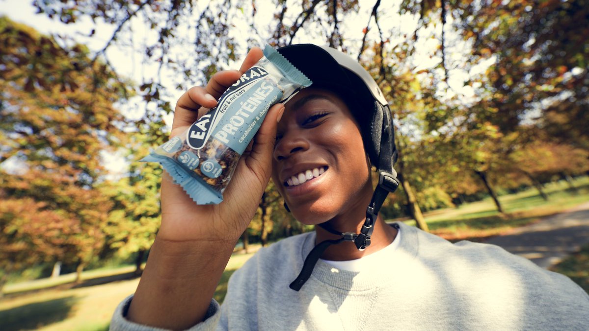 Ingredients fly off UK’s biggest billboard for <a href="/EatNaturalBars/">Eat Natural</a> campaign from <a href="/MrPresident/">Mr. President</a>. hubs.la/Q02Vv_bM0