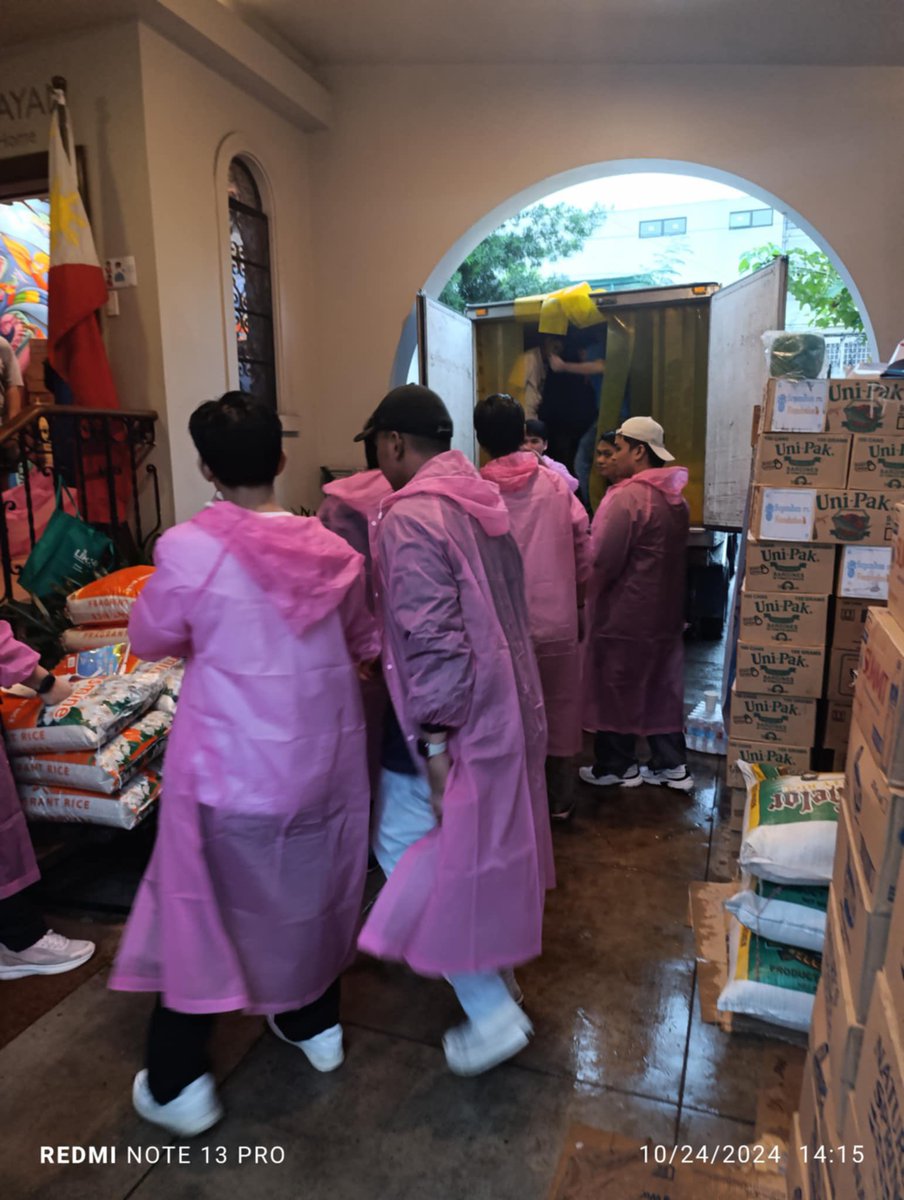 Nag volunteer yung pamangkin ko sa Angat Buhay HQ at ang sabi niya na grabe daw ang buhos ng mga donations doon! Iba talaga kapag may tiwala ang mga tao, willing talaga sila magbigay ng tulong dahil sure sila na makakarating sa mga nangangailangan ang tulong nila.