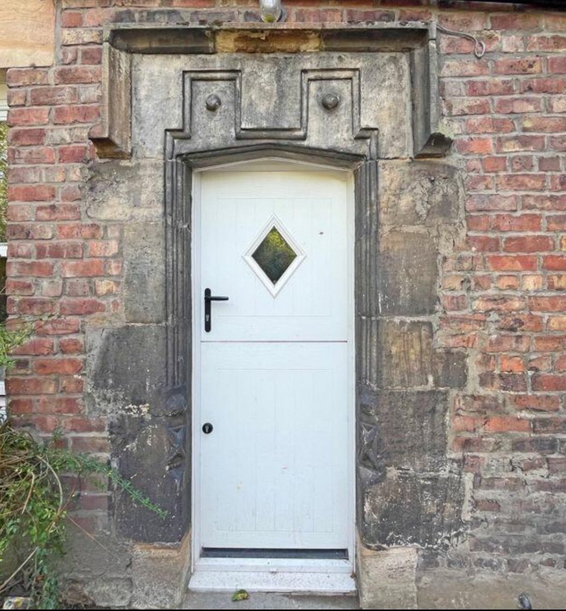 HermioneMole's tweet image. Our backdoor and another on St Mary’s Chare #Hexham Their similarities suggest they reuse masonry from the same source.  Any thoughts welcome. #AdoorableThursday