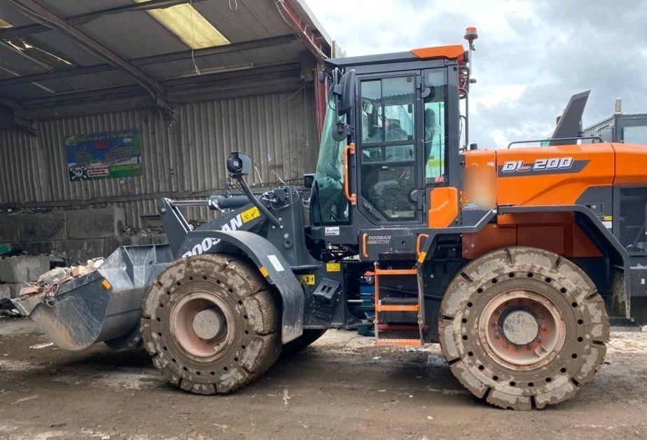 TyreBossLtd's tweet image. Cushion solids on this loader for mixed waste on a busy site. Ready for any material.

#NoDowntime
#NoPunctures
#LongLifetime
#CushionSolids