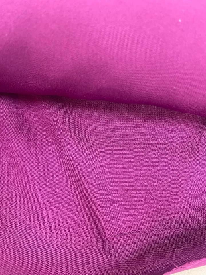 MakeitHappenCD's tweet photo. £5 Magenta polyester fabric. 
Feels like a crepe fabric. 
Slight seconds but the colour is GORGEOUS!
DM if you’re interested and can collect https://t.co/TMujk8zBf0