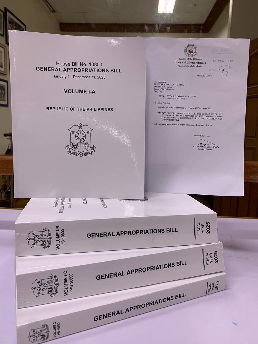 JUST IN: Isinumite na ngayong hapon ng Kamara sa Senado ang kopya ng inaprubahang 2025 General Appropriations Bill (GAB). Aabot sa P6.352 trillion ang pambansang pondo sa susunod na taon. 
📷SENATE PRIB