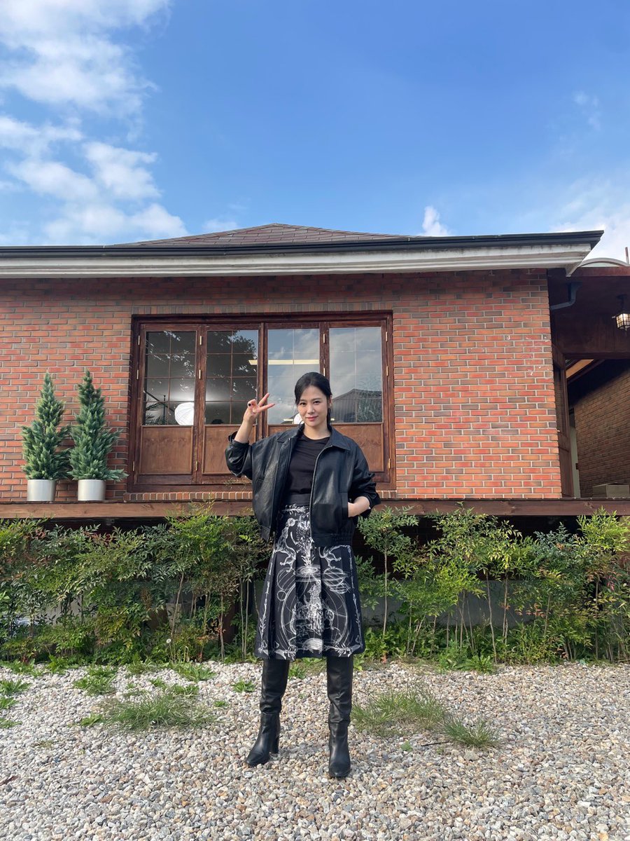 [📸] #데일리엔캠 

1시간 뒤......... 오후 5시....
너는 김현주와 문특에서 만난다...📸

오늘 오후 5시 문명특급에서 함께해요!

#김현주 #KimHyunJoo   
#지옥2 #Hellbound2 #민혜진 
#문명특급