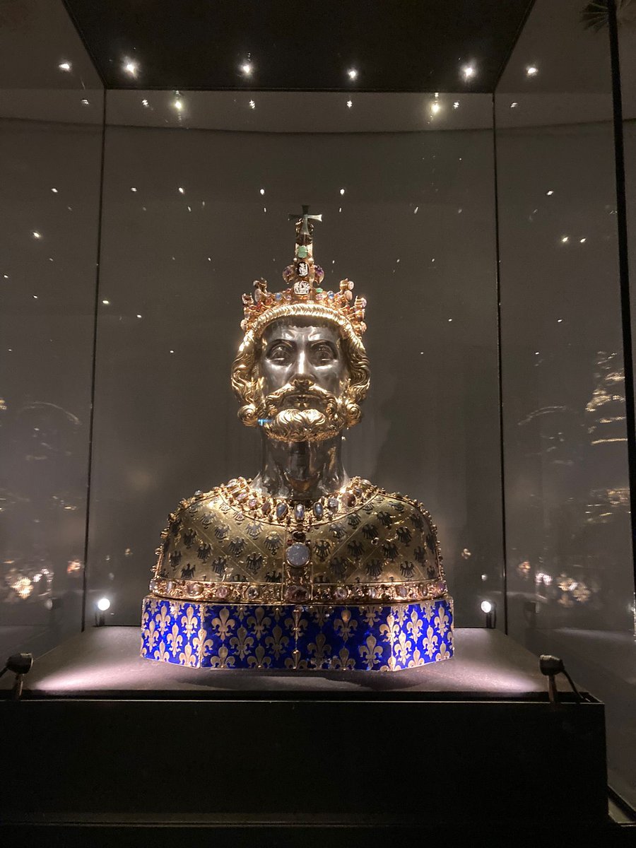 Op weg naar Trier brachten de leerlingen een bezoek aan de Dom van Aken. Mozaïek, de troon van Karel de Grote en lekker en daarna lekker in het zonnetje. #gymnasium #trier