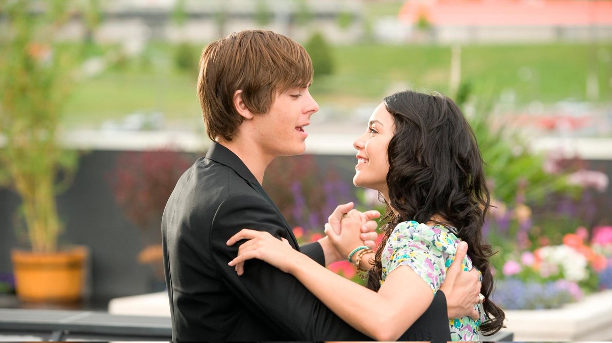 PortalDisneyES's tweet photo. Hoy hace 16 años se estrenaba en cines la película 'High School Musical 3' 🎶,  fue el fin de una de las mayores sagas musicales de Disney 🏀🎤🎵 https://t.co/FKJCjeOcFE
