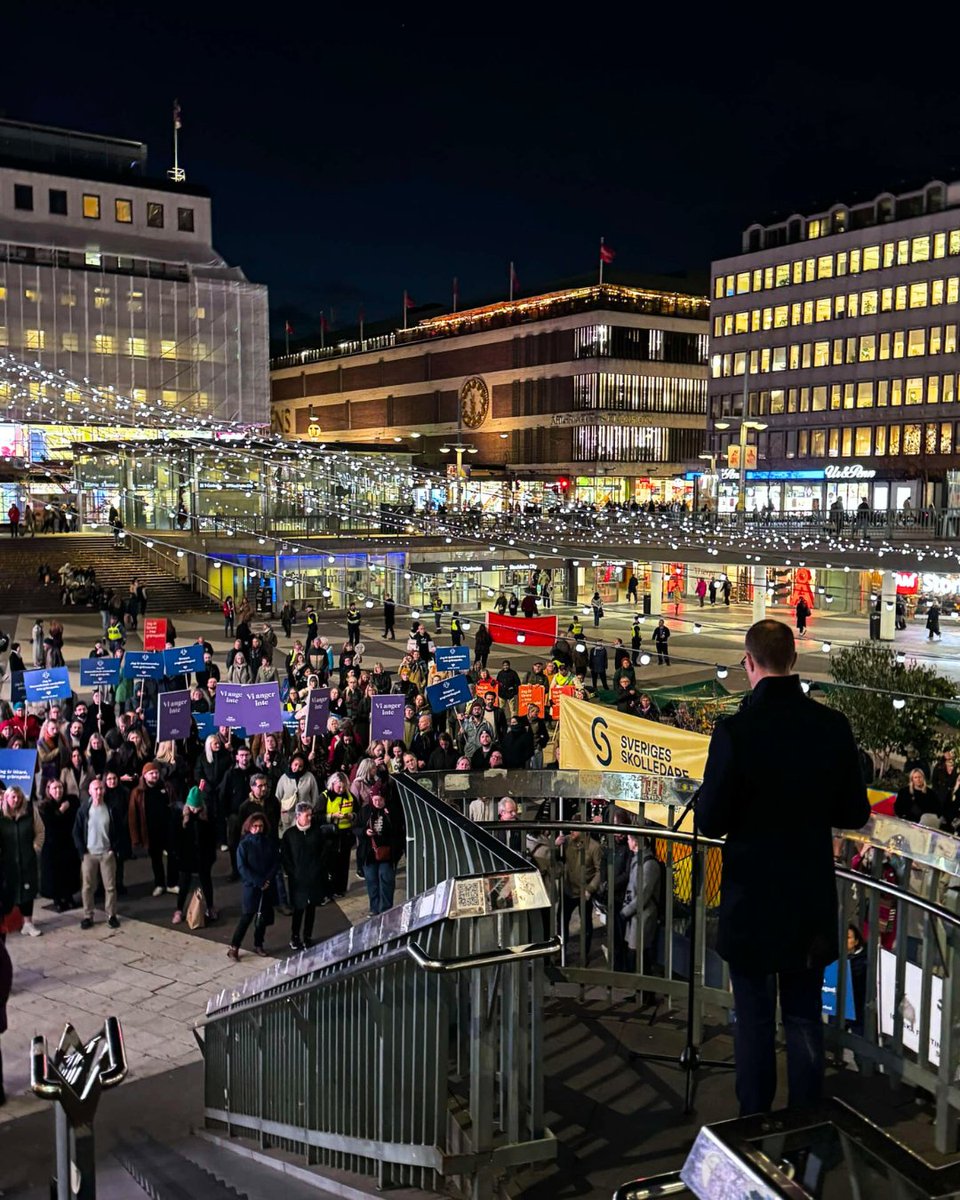 ”I stolen framför mig sitter en flicka. Hon är ny här. På samma gång orolig som förväntansfull. Jag frågar var hon bor och fram sträcker hon en knycklig, handskriven liten lapp. Jag knappar in uppgifterna i datorn och konstaterar: ”Ajdå, den här måste vi rapportera till