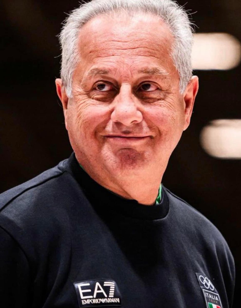 Julio Velasco ha appena dato a Salvini, Meloni e compagnia discriminante una di quelle lezioni di cultura, politica, storia e umanità che, al loro posto, andrei a cercare un rifugio sicuro in cui nascondermi.

“Avrei potuto prendere la cittadinanza italiana dall’Argentina senza