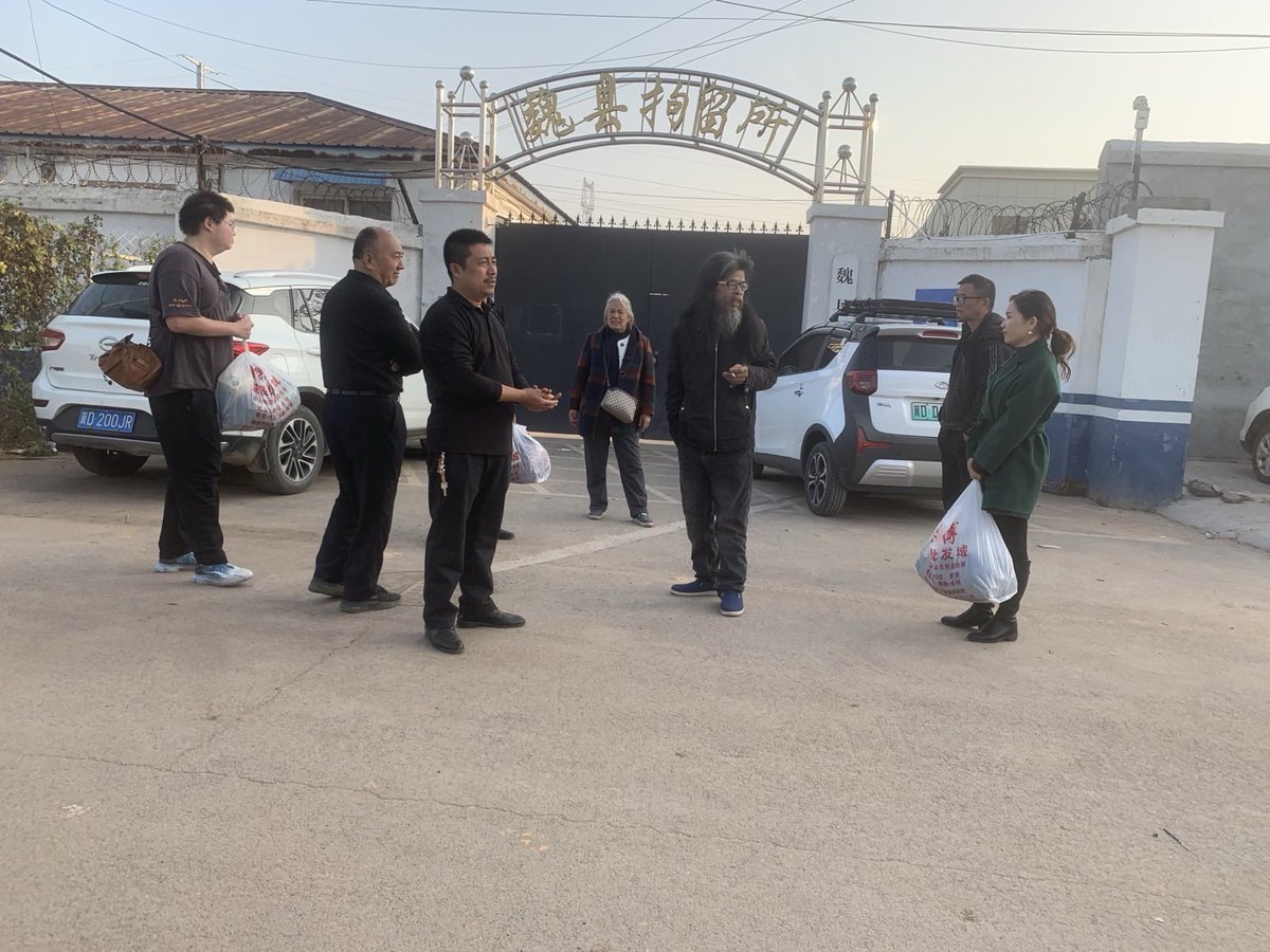 chenjglawyer's tweet photo. 包龍軍：
王宇在今天上午十点左右被送进魏县拘留所。
下午，我们一行十余人到达魏县拘留所，给三人各存一套新买的衣裤。这个拘留所没有接待室，仅有一个通话按钮。刚开始，里面的人说存衣物要经领导审批，会见需办案单位许可。却迟迟不和里面领导联系。我们在外面等了十几分钟，没有任何消息。后打电话投诉，以及不停的按钮通话，终于来了俩人把衣物领进去了。
存完衣物，任全牛律师说在墙外喊话里面能听到，他们刚才绕到另一边喊话和天勇说上话了。但喊王宇没回声。我们就绕着围墙走到另一侧，经喊话，和天勇、裘斌说了一会话。不过，王宇好像不在这边。喊她没回音。裘斌说王宇在他们隔壁，他们说过话。
他们还好。