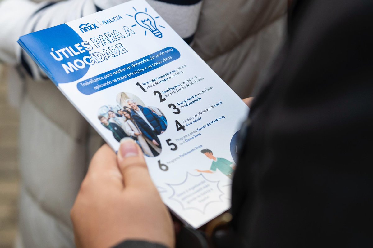 nnxxgalicia's tweet photo. 🎓 Esta mañá organizamos un reparto informativo na zona universitaria de Santiago de Compostela para dar a coñecer medidas do Goberno de Alfonso Rueda 💙

✅ Matrículas universitarias gratuítas, conxelación das taxas de máster,  Bono Deporte, axudas ao carné de conducir… 🙌🏼 https://t.co/jYdRasrLrE
