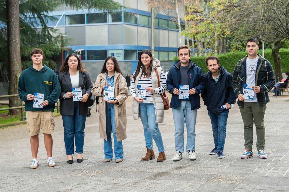 nnxxgalicia's tweet photo. 🎓 Esta mañá organizamos un reparto informativo na zona universitaria de Santiago de Compostela para dar a coñecer medidas do Goberno de Alfonso Rueda 💙

✅ Matrículas universitarias gratuítas, conxelación das taxas de máster,  Bono Deporte, axudas ao carné de conducir… 🙌🏼 https://t.co/jYdRasrLrE