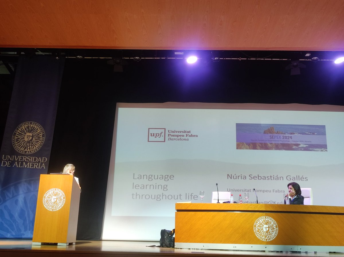 <a href="/rc_charo/">Charo Rueda</a>, presidenta electa de la <a href="/SEPEX13/">SEPEX</a>, y Teresa Bajo, última premiada, presentan y entregan una placa conmemorativa a Núria Sebastián Galles, premiada con la Conferencia Pío Tudela en el congreso #SEPEX2024