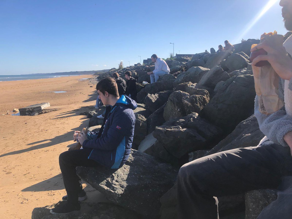 Uiteraard veel geschiedenis tijdens de reis naar Normandië. Leerlingen bezochten de Amerikaanse begraafplaats Colleville, Omaha beach, Duitse begraafplaats La Cambe, een wandeling door Suiisse.