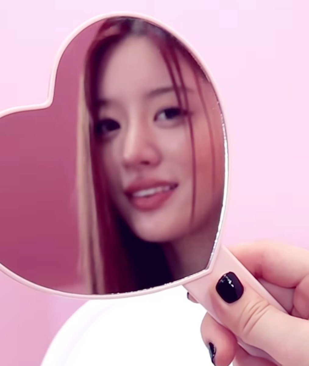 pr0zac_pwincess's tweet photo. #illit minju is giving caitibugzz and I'm obsessed actually
#bugzztwt #gllit #minju #minjuillit #caitibugzz https://t.co/7rGHcYK823