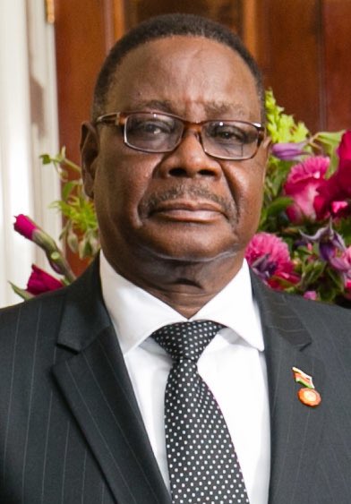 cesarchiyaya's tweet photo. COMO O POVO DO MALAWI CONSEGUIU ANULAR AS ELEIÇÕES FRAUDULENTAS?

A história da resistência dos jovens do Malawi é inspiradora.

Deixem-me contar essa história: Tudo aconteceu em 2019.

As eleições presidenciais de 2019 no Malawi foram ANULADAS por decisão judicial num caso histórico, sendo um dos raros exemplos em África de um tribunal superior a invalidar uma eleição presidencial devido a fraude generalizada.

O processo teve início com as eleições presidenciais de 2019, nas quais o então presidente Peter Mutharika, do Partido Progressista Democrático (DPP), foi declarado vencedor com 38,57% dos votos.

Os dois principais opositores, Lazarus Chakwera e Saulos Chilima, alegaram que houve manipulação massiva durante o processo eleitoral.

As principais irregularidades denunciadas incluíam o uso de líquido corretor ("tippex") – ou seja, o partido no poder usou corretor para alterar os números a seu favor – incrível.

Também não podemos esquecer o enchimento das urnas.

Após a vitória “esmagadora” do partido no poder, contestada pela oposição, o Malawi entrou rapidamente em recessão. 

Os jovens e a sociedade civil organizaram uma agenda de manifestações massivas que durariam meses e meses, sem interrupção.

Estas manifestações, que começaram em junho de 2019, estenderam-se até ao início de 2020.

Na linha da frente estava o líder da oposição, líderes das organizações da sociedade civil e o povo foi seguindo.

Então, milhares de malawianos saíram às ruas para exigir a ANULAÇÃO das eleições, denunciando as irregularidades e a corrupção no processo.

Mas como é que eles fizeram isso?
Bem, eles não só foram às ruas como também definiram um alvo: os tribunais.

Dito isto, estas manifestações mantiveram pressão sobre as instituições do país e foram fundamentais para manter o foco na questão, mobilizando a opinião pública e atraindo atenção internacional.

Assim, o tribunal, numa decisão inédita, anulou as eleições presidenciais.

Demonstrando que a vontade do povo e a capacidade de organização da sociedade civil são a única via para combater a fraude eleitoral.

A decisão obrigou à realização de uma eleição dentro de 150 dias.

Em junho de 2020, realizou-se uma nova eleição e Lazarus Chakwera, da coligação da oposição Tonse Alliance, venceu com 58,57% dos votos.

Conclusão: Não vale a pena esperar por milagres, nem por um suposto desgaste dos partidos da independências, tudo depende do tipo de oposição e do povo.

—-
“E até lá, estou-me nas tintas”.