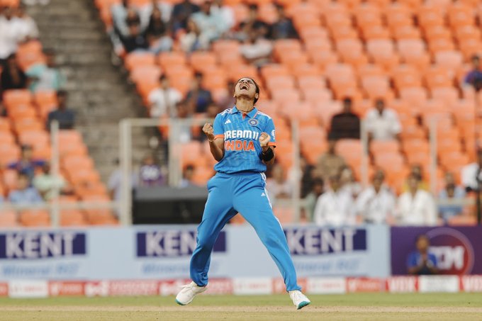 Wicket on debut for Saima Thakor 🔥📹 Credits: Twitter/BCCIWomen