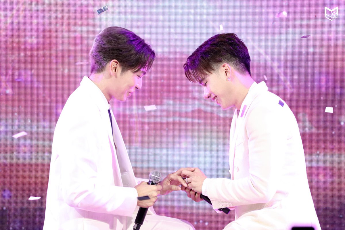 boyslovehub's tweet photo. 🚨 During the event for his new single, Mew Suppasit proposed to Tul Pakorn!

#MewTul #MewPressconAbsence https://t.co/KW1FHqcRk6