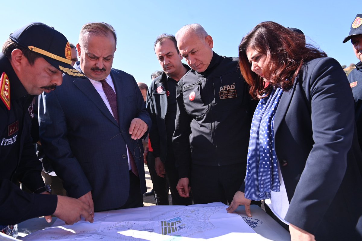 AydinValiligi's tweet photo. Vali @YakupCanbolat,

#Aydın Bölge Düzeyi Afet Tatbikatı kapsamında kurulan;

📌 Çadırkent Barınma Alanı'nda incelemelerde bulundu.

📍AYTER Alanı https://t.co/dxlLyrnheW
