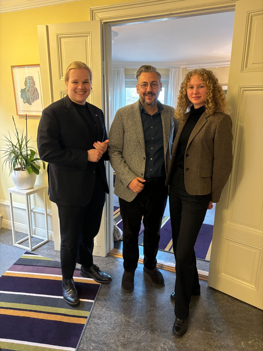 SFS, Sveriges förenade studentkårer (@sfs_officiell) on Twitter photo Tack för dagens möte <a href="/MuharremDemirok/">Muharrem Demirok</a>! Vi pratade bland annat om anslagen till kårerna, akademisk frihet och VFU. Tack för dagens möte <a href="/MuharremDemirok/">Muharrem Demirok</a>! Vi pratade bland annat om anslagen till kårerna, akademisk frihet och VFU.