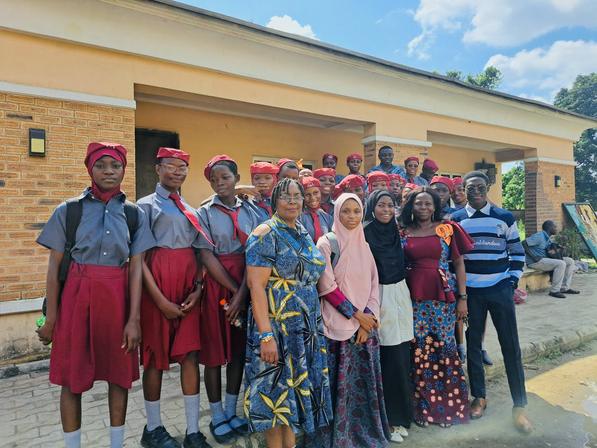 OfficialVGDI's tweet photo. We began the Techbridge by VGDI project yesterday at both Surulere Girls Secondary School and New Era Girls Secondary School facilitated by the amazing @humanetechie, @summydev, and @thePMLady 

It was a super-duper, impactful exercise.🎉🎉 https://t.co/2JFYcWVTeO