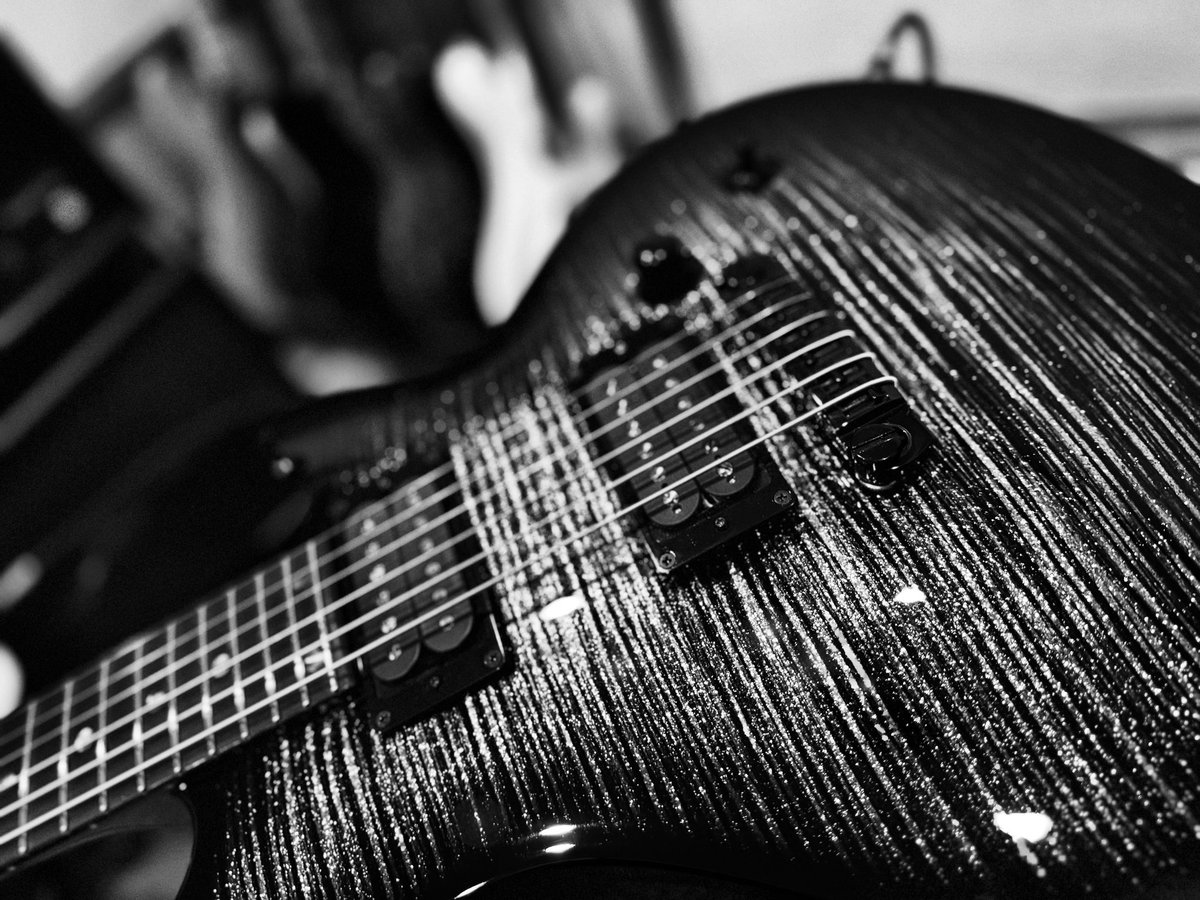 現在新しいバージョンのHELLIONを製作中です。が、なかなか音が定まらないので調整を繰り返しているところなのです。
しっかり自分の音に持っていって、更に可能性を拡げられる相棒にしていくのでお楽しみに🎸

#ESP #HELLION #uruha