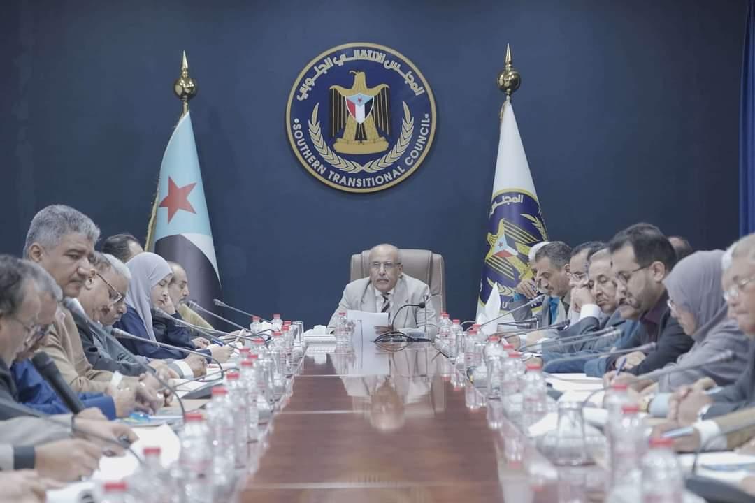 هيئة الرئاسة تطالب بإجراءات صارمة وسريعة لوقف انهيار قيمة العملة وتحذر من استمرار السياسة المالية القائمة

الخميس ٢٤ أكتوبر ٢٠٢٤

عقدت هيئة رئاسة المجلس الانتقالي الجنوبي، اليوم الخميس، اجتماعها الدوري برئاسة الأستاذ علي عبد الله الكثيري، القائم بأعمال رئيس المجلس ورئيس الجمعية