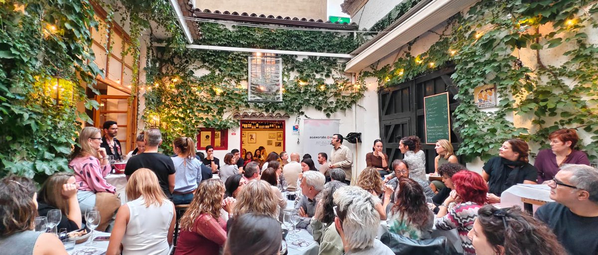 Muchísimas gracias a Vinos Entre Lindes y <a href="/BodegaSerapio/">La Bodega de Serapio</a> por una tarde para disfrutar con La Cata de Vinos y Erotismo. Llenazo absoluto con <a href="/asexorate/">ASEXORATE</a> que me permitió hablar de dos placeres de la vida: el sexo y el vino.