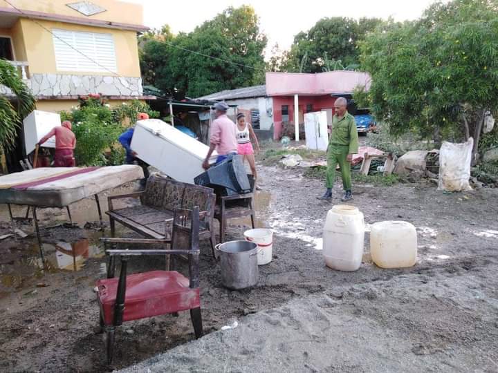 "Venga la esperanza de cualquier color
Verde, roja o negra pero con amor" 
#FuerzaGuantánamo
#DeZurdaTeam