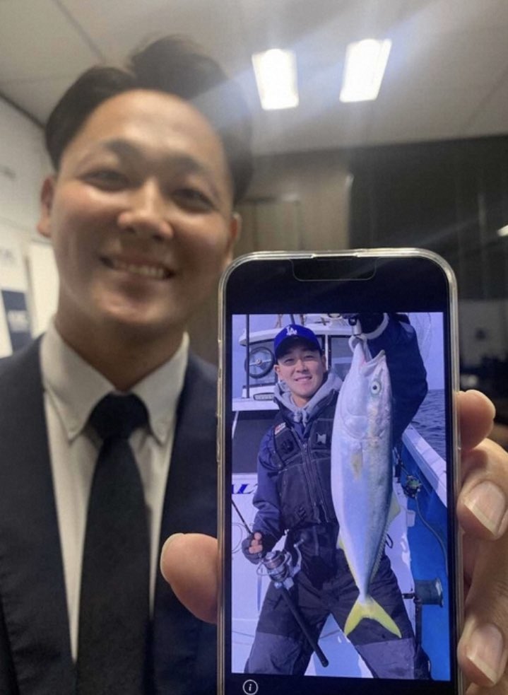 釣りが趣味という阪神3位・KMGホールディングスの木下は70センチの浜地をつり上げた写真を見せて笑顔

news.yahoo.co.jp/articles/da80e…