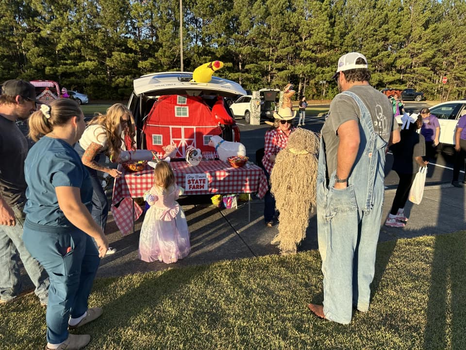 SFAgentAmyBrown's tweet photo. Thank you to Ithica Elementary School for letting us be a part of your Trail of Treats earlier this week! We will be in Bowdon on Sunday (4-6 p.m.) and at Pioneer Ford in Bremen next Tuesday for their massive Trunk or Treat (5:30-8 p.m.). Hope to see you there! #LikeAGoodNeighbor https://t.co/YHROOIiIfZ