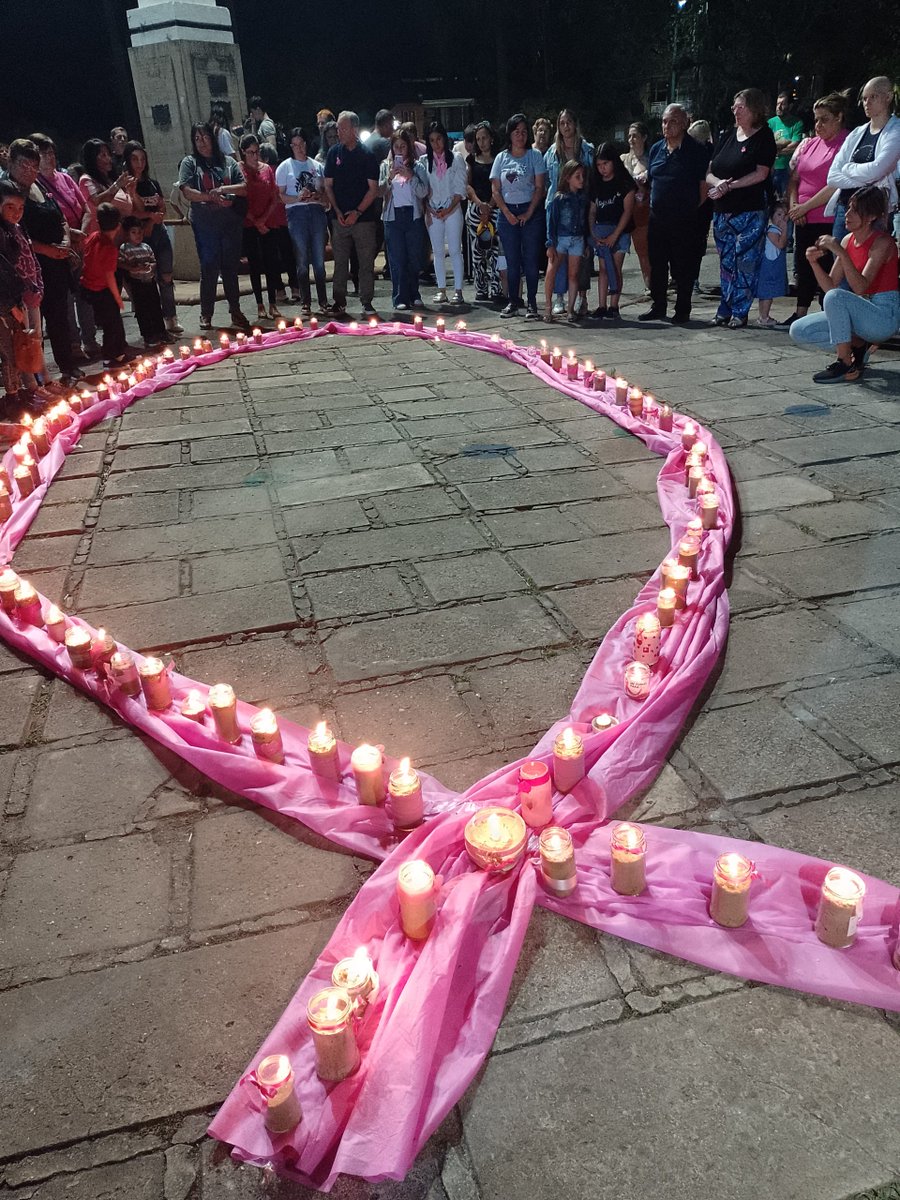 Encendimos el lazo rosa de Laguna Paiva dlvr.it/TFgy3F