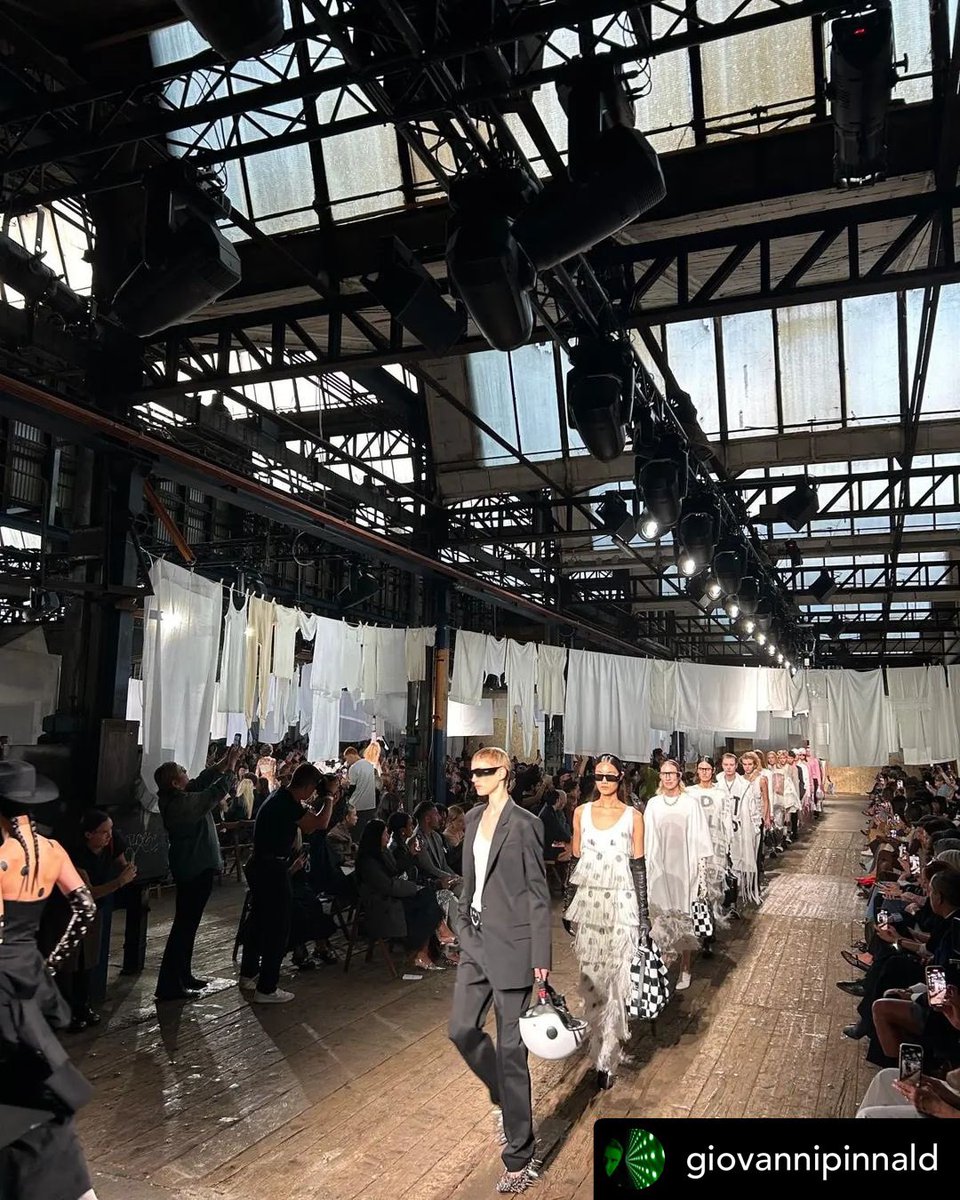 Robelighting's tweet image. Hitting the runway for Moschino SS25 during Milan Fashion Week with #lightingdesigner Giovanni Pinna &amp;amp; a rig using 138 @Robelighting #T1profile and 36 #LEDBeam150 luminaires supplied by Gemini Luci.

#robelighting #robeintherig #geminiluci #eventlighting #milanfashionweek
