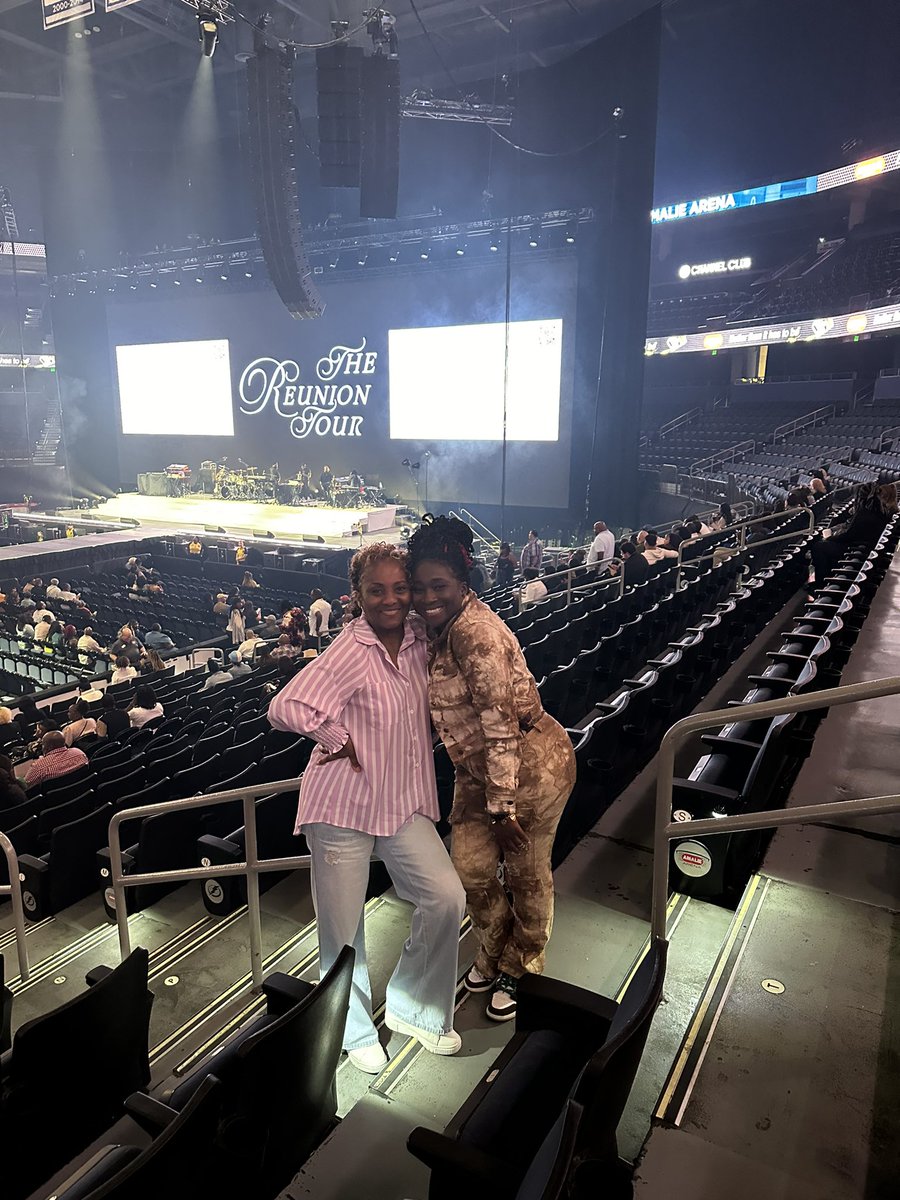 sijache3's tweet photo. About last night. Thank you for an awesome show #ThReunionTour  @kirkfranklin @fredwhammond @TheClarkSisters @YolandaAdams @kikisheardkelly @marvinsapp 💚 https://t.co/sAXrBRdI4j