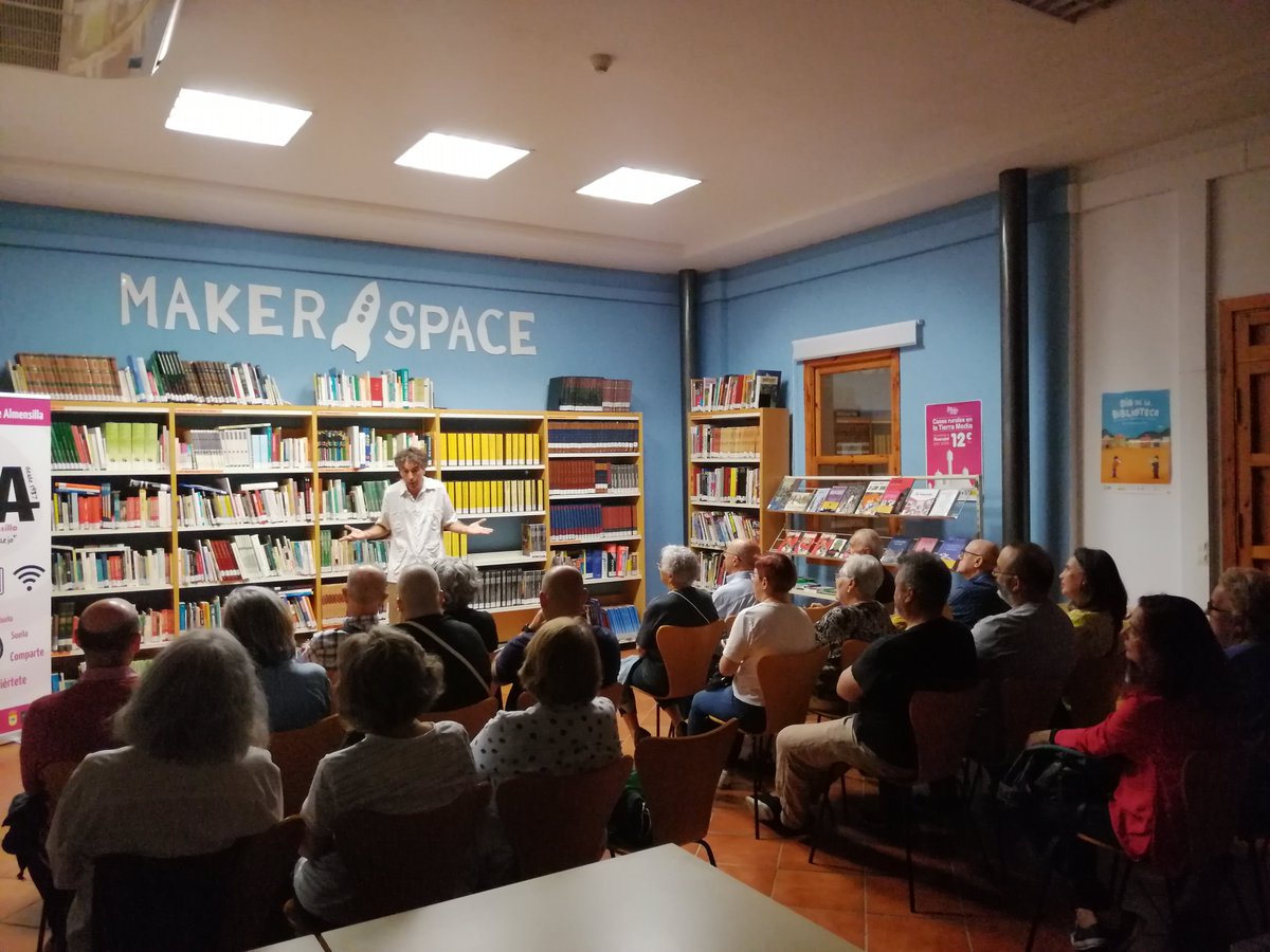biblioalmensi's tweet photo. Compartimos algunas fotos de la actividad de #narraciónoral para personas adultas que tuvimos ayer por la tarde-noche en la #Biblioteca de #Almensilla con el espectáculo 'Leonas' de Juan Gamba.

Pasamos un rato divertido y, por momentos, emotivo... ☺️ https://t.co/X0PxJ8pEK0