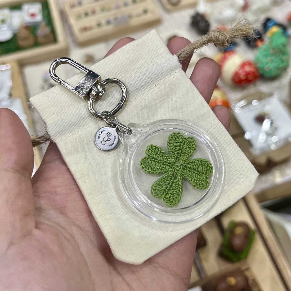 🍀สนใจพกความโชคดีติดตัวไว้มั้ย🤩

พวงกุญแจแบบนี้เราพัฒนามาจากแบบที่มีแต่งานถักล้วนๆค่ะ 
เพราะอยากหาวิธีให้งานถักของเราอยู่ได้นานๆ ทนต่อการใช้งานมากขึ้นค่ะ 
แต่แบบเก่าเราก็ยังทำอยู่นะคะ เราว่าน้องสวยคนละแบบค่ะ แล้วแต่คนชอบและใช้งานจริงๆ