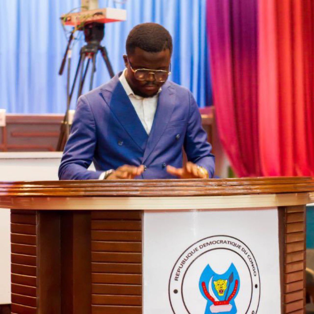#RDC 🇨🇩 : réception du faux député Israël Bongo à l'assemblée provinciale de Kinshasa.

Les députés provinciaux en colère, le président de l'assemblée Levi Mbata voudrait selon le confrère Yves Buya les têtes des députés provinciaux qui exigent sa destitution. 

" Tensions au