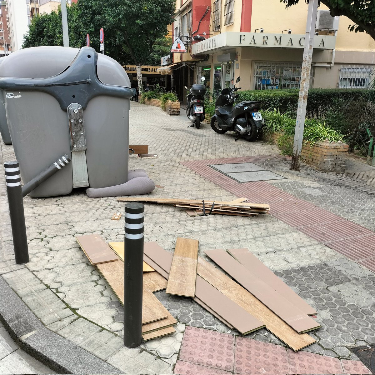 ARBCrespo's tweet photo. @Ayto_Sevilla @LipasamSevilla @DtoTriana Esto es una vergüenza, cómo puede estar esto así, en la puerta de una farmacia, q no se puede ni andar por la acera!!! Esperanza de Triana!!FUERA CONTENEDORES DE AHÍ YA!! https://t.co/87NKRDgHwJ