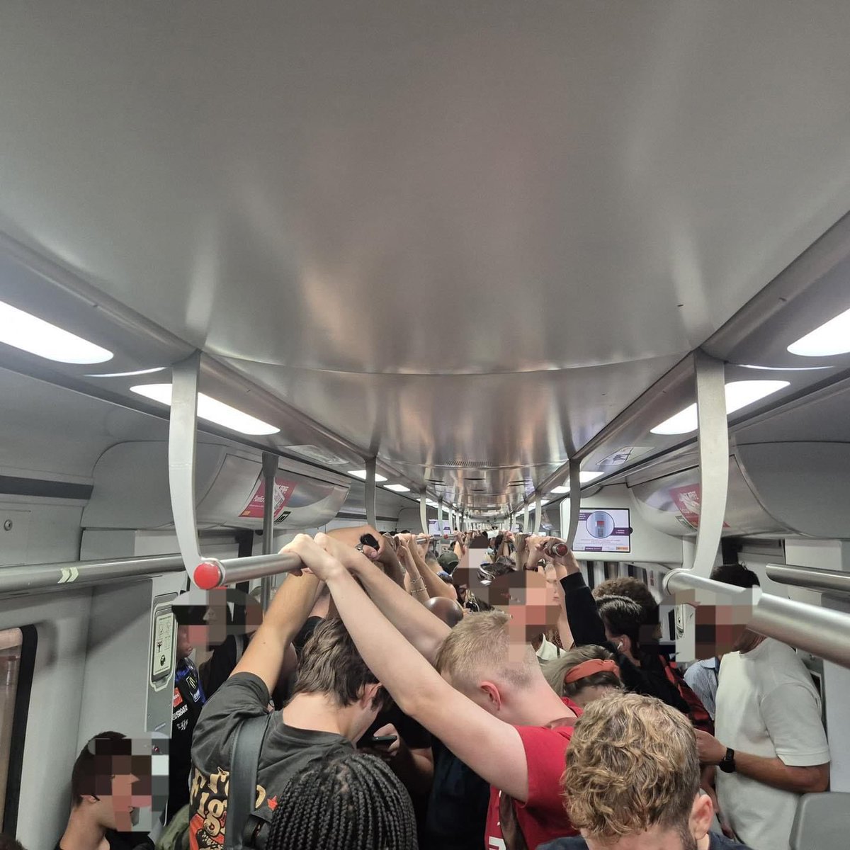 PPFuengirola's tweet photo. 🚫 Cancelaciones, aglomeraciones, averías, desinformación… la gestión del Gobierno de Pedro Sánchez del Cercanías #Fuengirola-Málaga es un auténtico desastre.

🚆 Tenemos la línea más rentable y una de las más usadas de España. https://t.co/FxtCEbmdKY