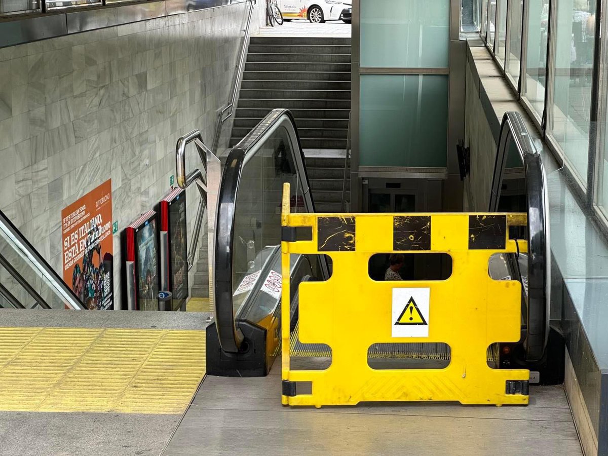 PPFuengirola's tweet photo. 🚫 Cancelaciones, aglomeraciones, averías, desinformación… la gestión del Gobierno de Pedro Sánchez del Cercanías #Fuengirola-Málaga es un auténtico desastre.

🚆 Tenemos la línea más rentable y una de las más usadas de España. https://t.co/FxtCEbmdKY