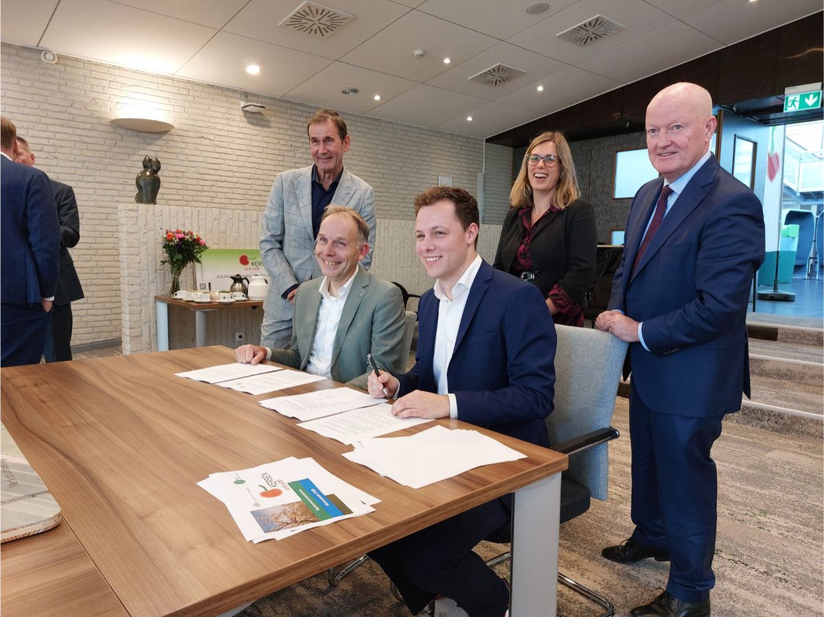 Gemeente Bunnik (@gembunnik) on Twitter photo Weer een stap verder! 🍒 Dankzij de bestuursovereenkomst met <a href="/ProvUtrecht/">Provincie Utrecht</a> komt de bouw van 1.200 woningen in Kersenweide Odijk dichterbij. Nu is het wachten op goedkeuring van de gemeenteraad. Daarna kunnen we van start. Lees verder ➡️ bunnik.nl/nieuws/ontwikk… Weer een stap verder! 🍒 Dankzij de bestuursovereenkomst met <a href="/ProvUtrecht/">Provincie Utrecht</a> komt de bouw van 1.200 woningen in Kersenweide Odijk dichterbij. Nu is het wachten op goedkeuring van de gemeenteraad. Daarna kunnen we van start. Lees verder ➡️ bunnik.nl/nieuws/ontwikk…