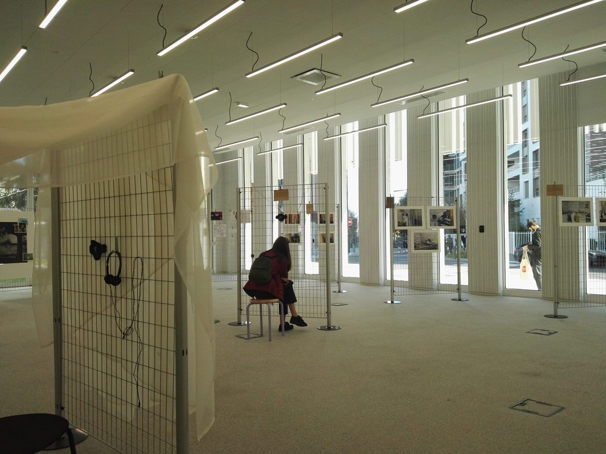 #expo📸🎧
Venez admirer l'expo "Intimité en migration", réalisée dans le cadre du projet Intimigr' de l'IC Migrations, aujourd'hui et demain dans le cadre de la 6e Biennale d'd'Etnographie de <a href="/EHESS_fr/">EHESS</a> au <a href="/CampusCondorcet/">Campus Condorcet</a>.

Plus d'infos sur Intimigr': icmigrations.cnrs.fr/2024/03/12/def…