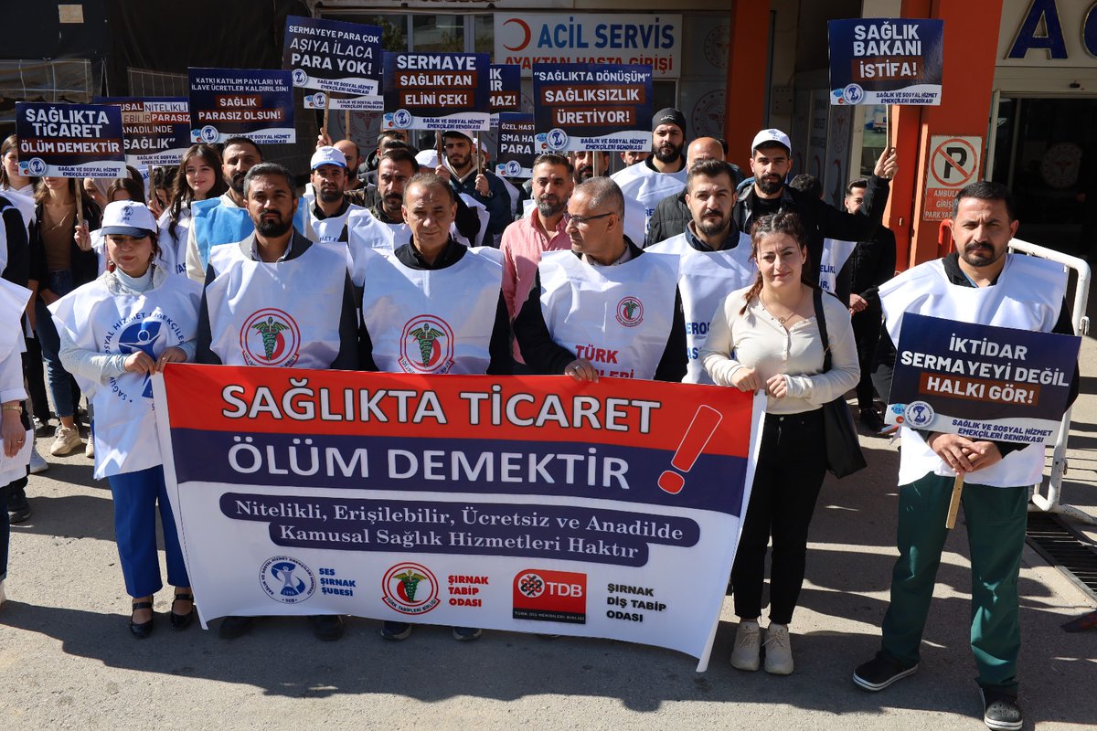 SAĞLIKTA DÖNÜŞÜM” PROGRAMI SAĞLIKSIZLIK ÜRETMEYE, BEBEKLER DAHİL YAŞAMIMIZA KAST ETMEYE BAŞLAMIŞTIR. BİRLİKTE DEĞİŞTİRECEĞİZ! <a href="/SirnakSes/">SES Şırnak Şubesi</a>
  
Şırnak Devlet Hastanesi Acil Önü