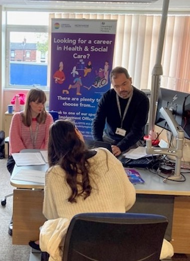 PeteJamiesonDWP's tweet photo. @StHelensJobcentre hosted a recruitment event this month. A massive success with 18 employers &amp; 133 residents attending resulting in 10 Job Offers on the day, and 200+ second interviews arranged 👏👏
@sthelenscouncil @AlcedoCare @LpoolCityRegion @MerseyPolice  #DWPApprenticeships https://t.co/hAD2NP3oe6