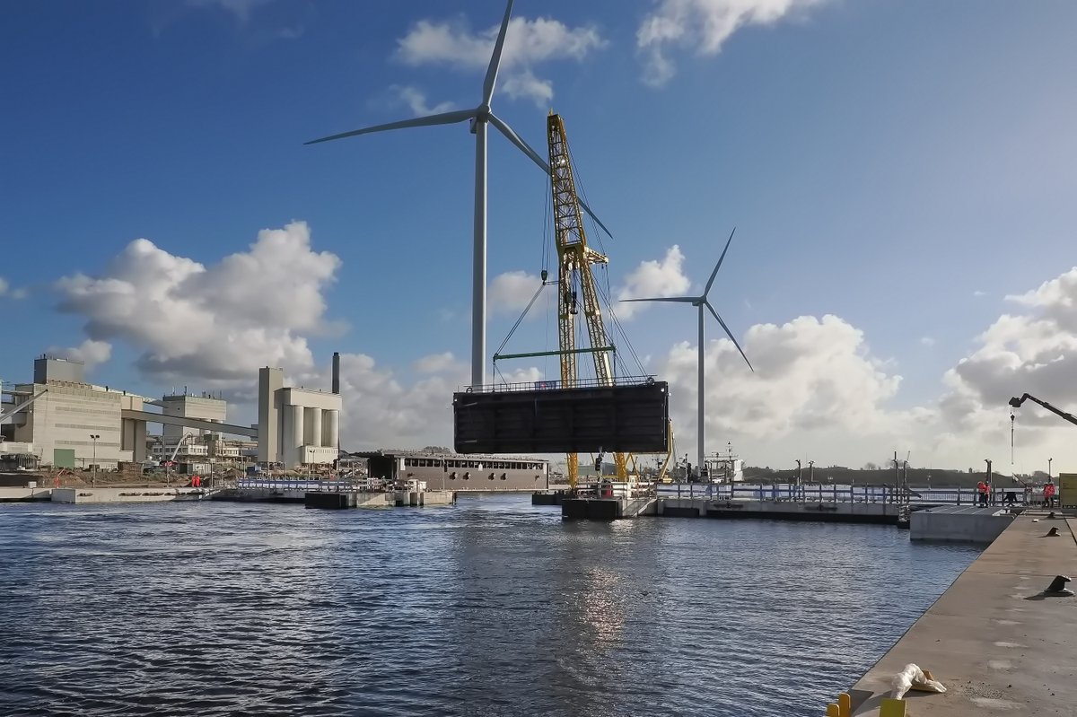 RWS_WNN's tweet photo. Mooi staaltje werk bij Zoutdam IJmuiden. 💪 Daar is de beweegbare zakdeur als laatste bouwsteen in de constructie geplaatst. Met het inhijsen van de 27 m brede deur is de dam aan de bovenkant gesloten en gereed voor het afvoeren van zoutwater. 👉https://t.co/moVoAXZwSQ https://t.co/Z521wO1v5V