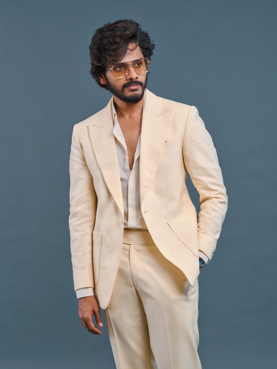 HaashtagCinema's tweet photo. When class meets charisma, you get #TejaSajja in a suit!

SuperHero @TejaSajja123 looks effortlessly charming as he prepares to own the stage for #IIFA Hosting 🌟 https://t.co/kmNdyIJR3H