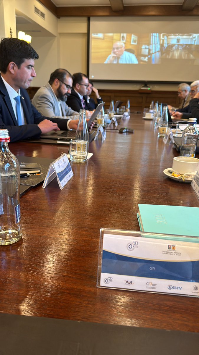 🟡 [DIRECTORIO G9] Junto al Subsecretario de ES <a href="/OrellanaVictor_/">Víctor Orellana Calderón</a> los rectores de la #RedG9 dialogaron respecto al #PptodelaNación2025 Al finalizar el encuentro, se valoró el trabajo conjunto que se ha realizado y las acciones coordinadas a ejecutar