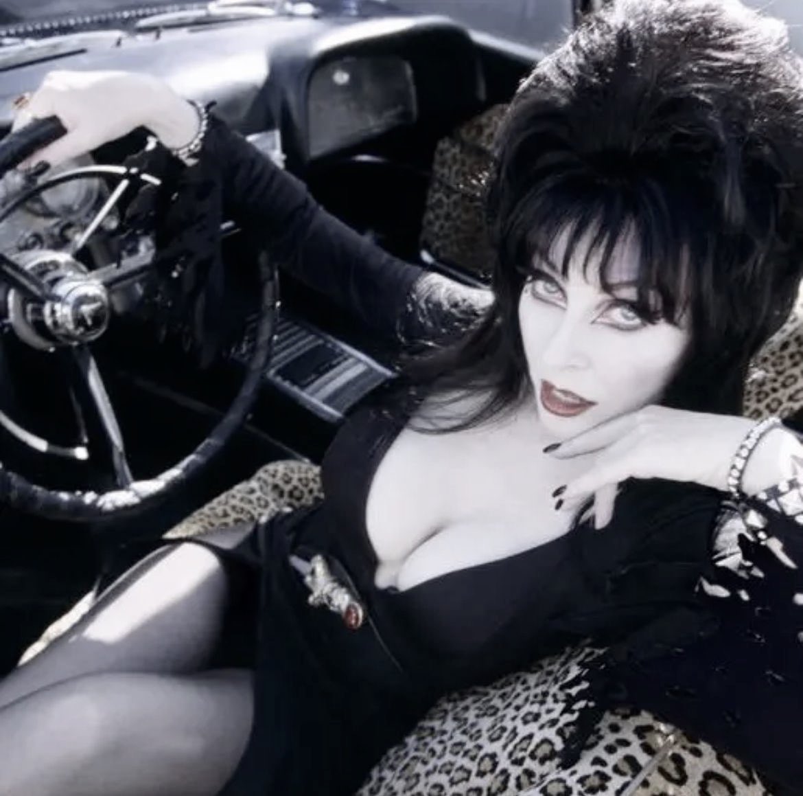 strawbxmoon's tweet image. ⋆✴︎˚｡⋆ build your own outfit - elvira&apos;s version ⋆✴︎˚｡⋆