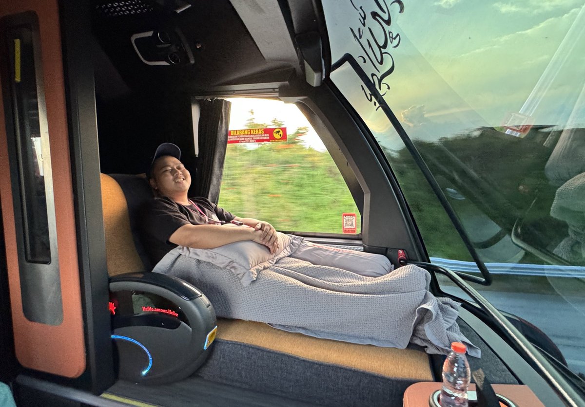 Dept. Perjalanan Bis Malam tweet media