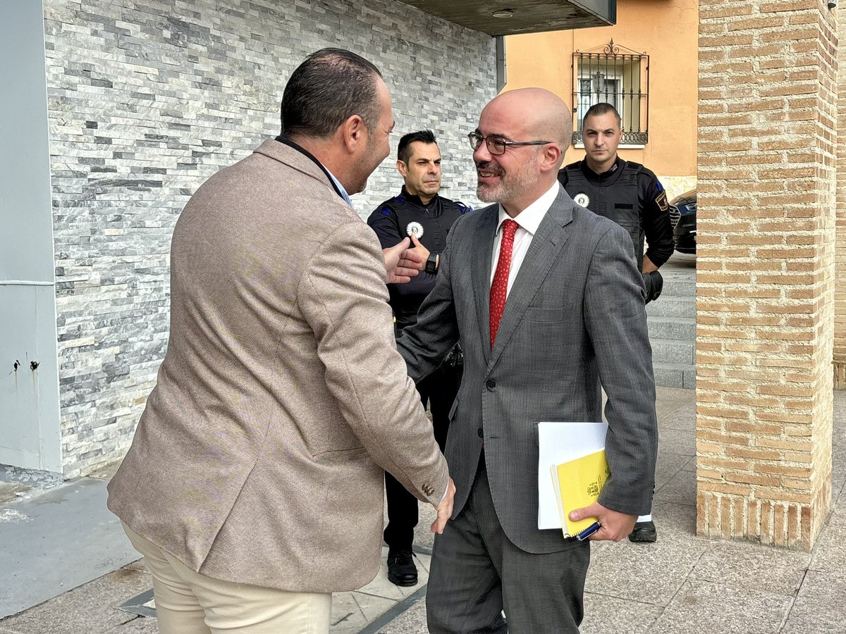 DGobiernoMadrid's tweet photo. Serranillos del Valle inicia su incorporación al sistema #VioGén para fortalecer la protección a las víctimas de violencia de género del municipio

Ha sido en el transcurso de la Junta Local de Seguridad copresidida por el delegado del Gobierno, @franmartagui y el alcalde de la localidad, Iván Fernández

🔗 https://t.co/kbeAiXIkax